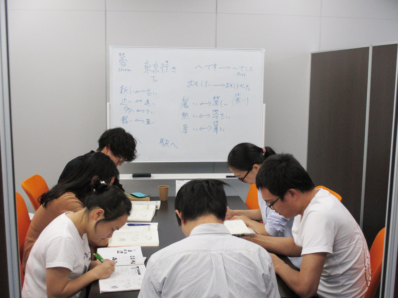 みんなで日本語の勉強しています